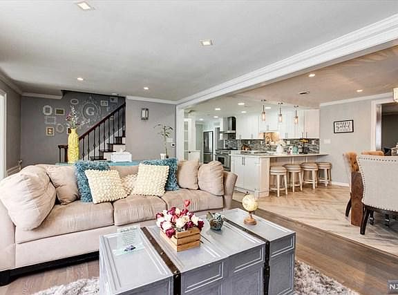 4th image of 302 Highland Ave #304