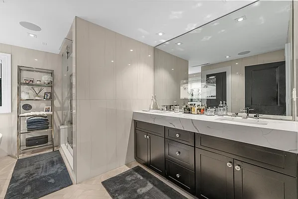 Sold by PRENDAMANO REAL ESTATE | media 28