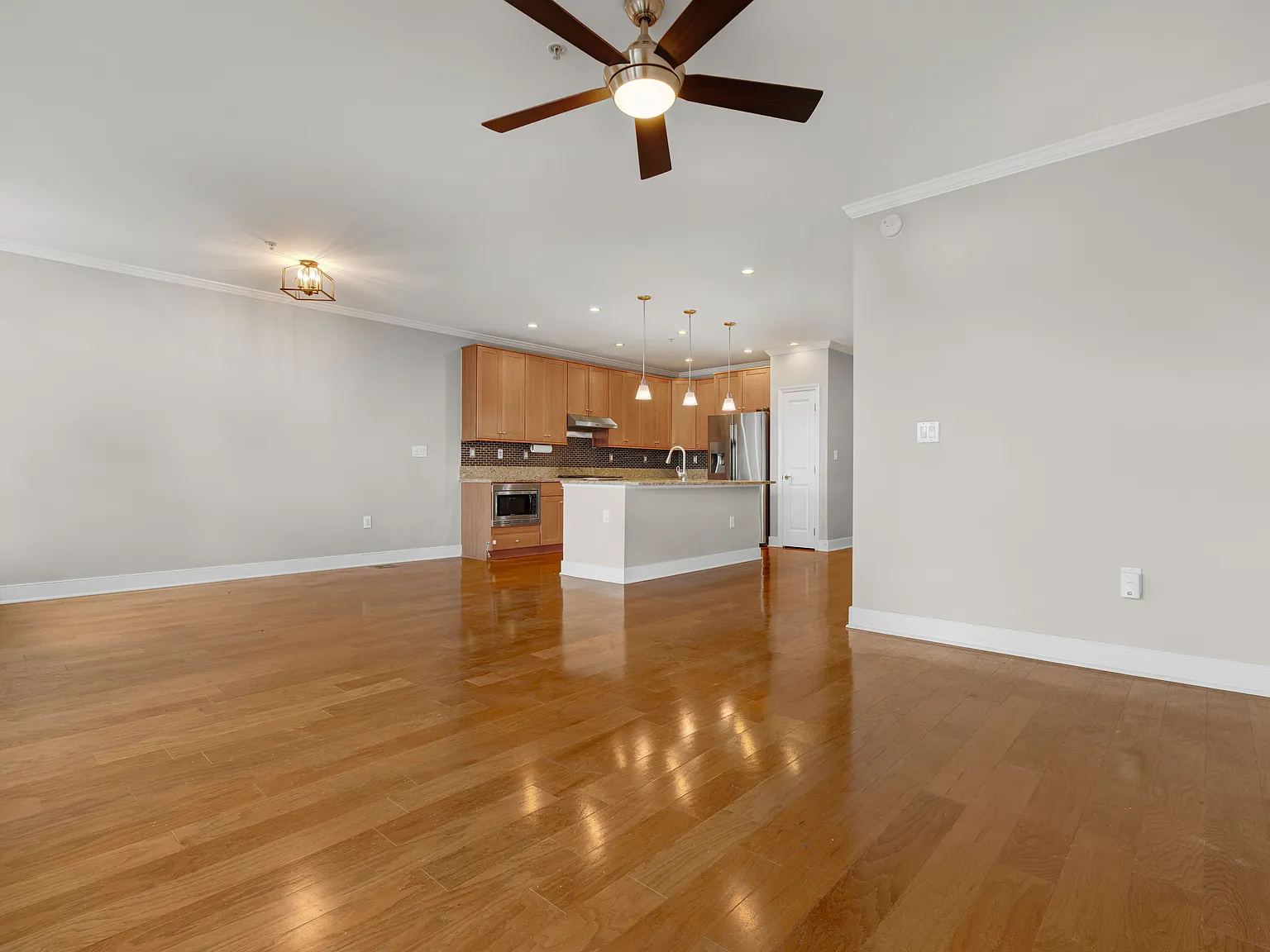 2 bed, 2.5 bath, 1832 sqft, $4,500 — Photo 2