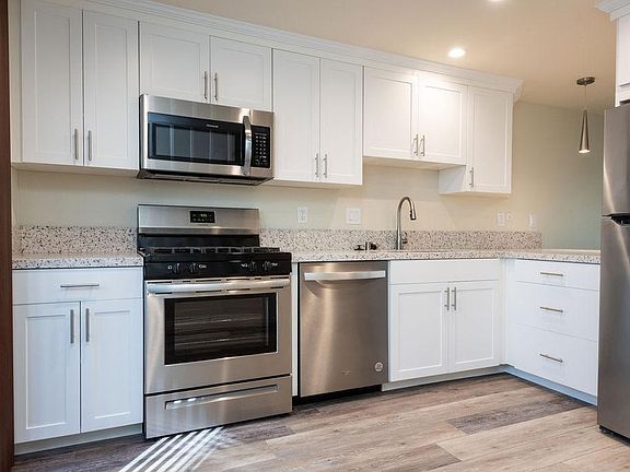 3rd image of 1036 Tourmaline St APT D