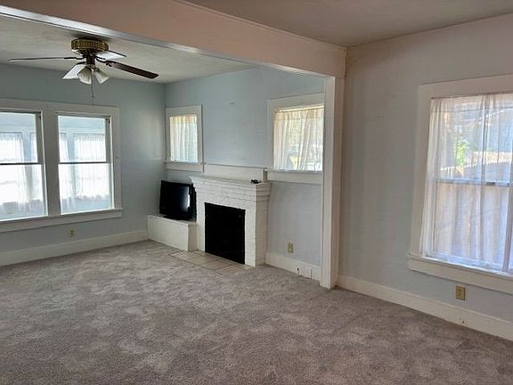 Fireplace-looks only!
