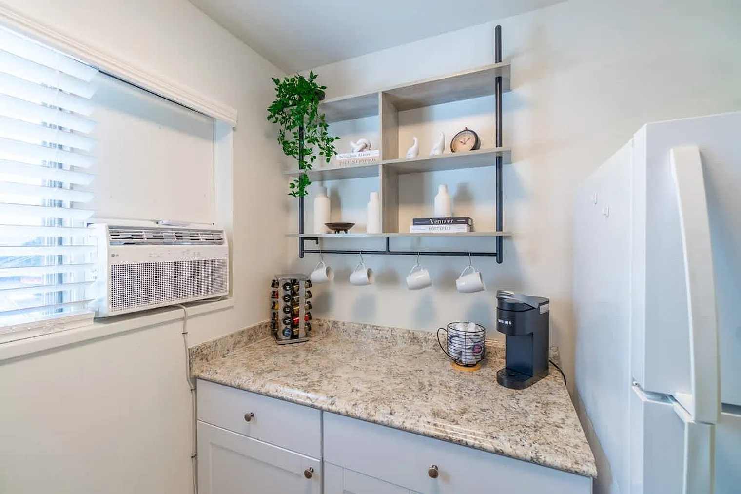 1 bed, 1.0 bath, 796 sqft, $4,144 — Photo 4