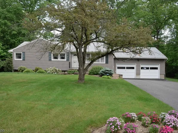 12 Clifton Rd, Oak Ridge, NJ 07438