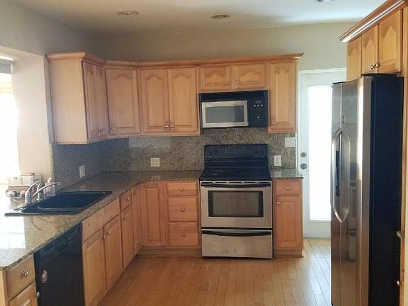 1640 cleveland st 2017 family room 1