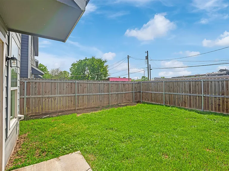 1608 Ash Crescent St — Photo 18