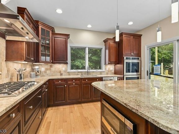 3rd image of 30 Kent Dr
