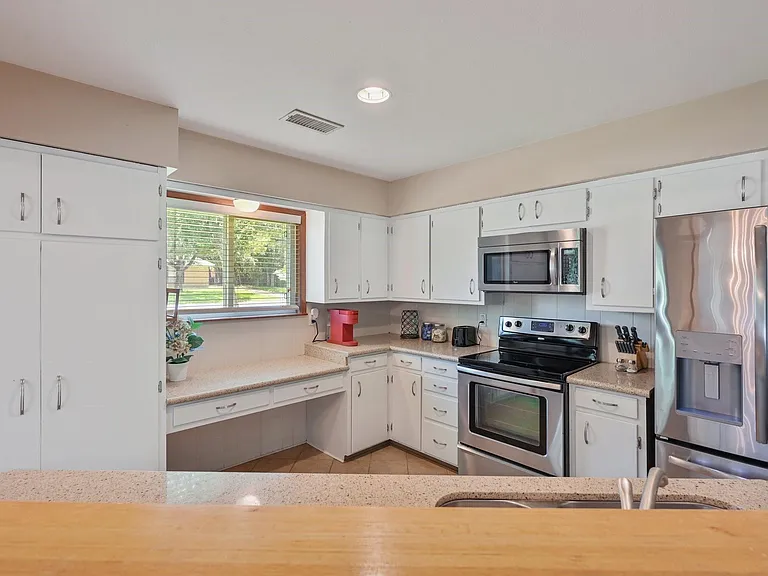 1217 Glade St — Photo 7