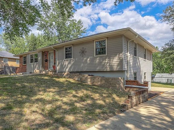 3rd image of 4821 Hedges Ave
