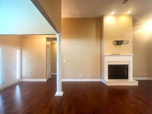 4th image of 220 Sugarloaf Cir