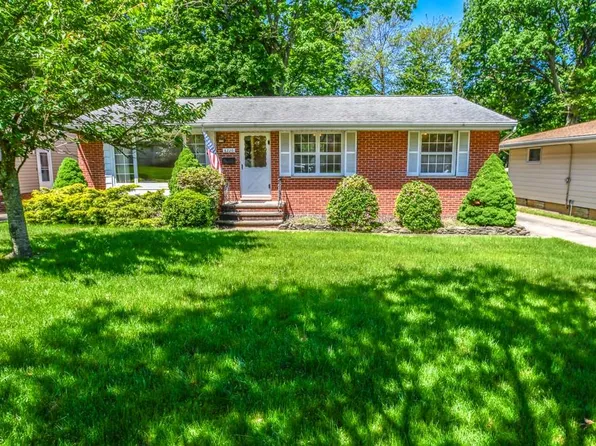6220 Nelwood Rd, Parma Heights, OH 44130