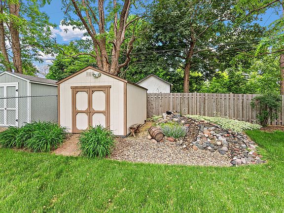 5th image of 1265 Belmont Ln W