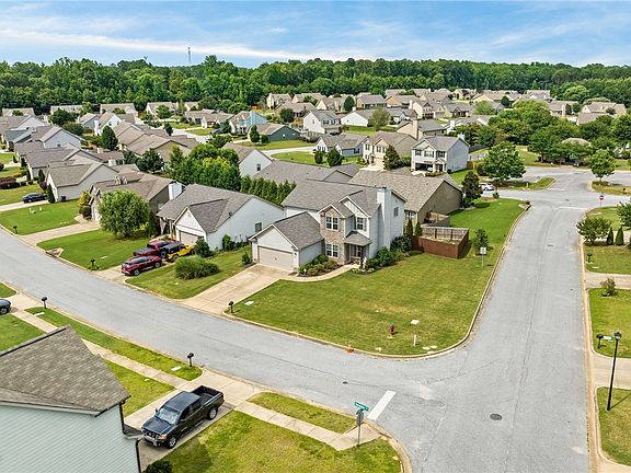 2nd image of 2807 Samantha Ln