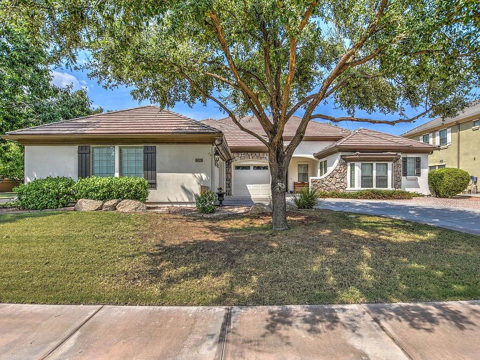 1st image of 3028 E Comstock Dr