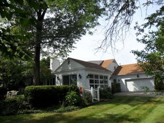 3rd image of 585 Hawthorne Ln