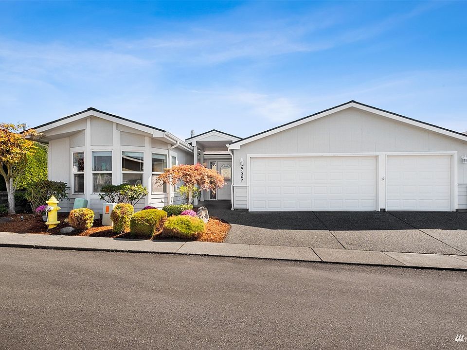 Front view with 3 car garage>
