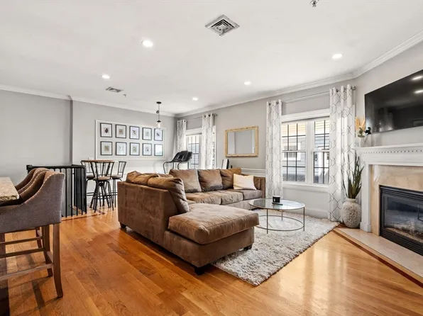 209 D St APT 2, South Boston, MA 02127