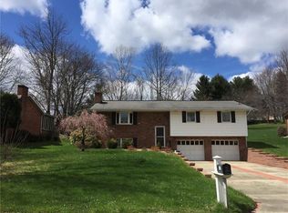 1672 Charlton Heights Rd, Coraopolis, PA 15108