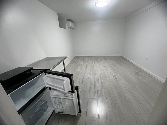 5th image of 917 Willoughby Ave #4