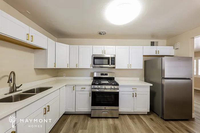2311 W Whitton Ave — Photo 6