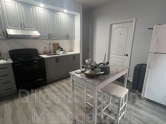3rd image of 219 Stewart St