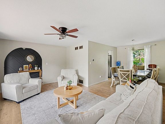 3rd image of 537 Willow Ln