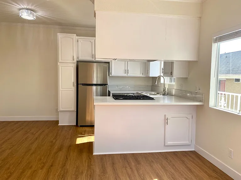 Upstairs 2BD Apartment Home! Great PB Location! Garage! AC! — Photo 14