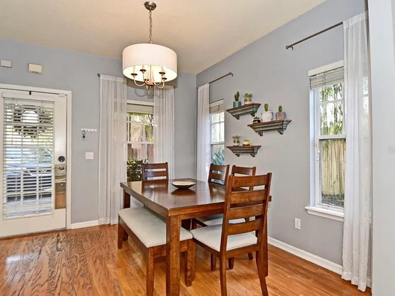 1042 N Hampton Ave — Photo 9