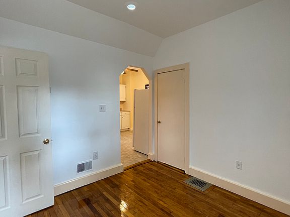 5th image of 22 Waverly St Floor 1