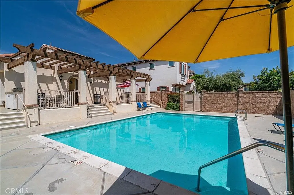 3 bed, 2.5 bath, 1700 sqft, $3,995 — Photo 2