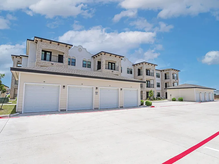 Avanti at Emerald Point Apartments — Photo 9