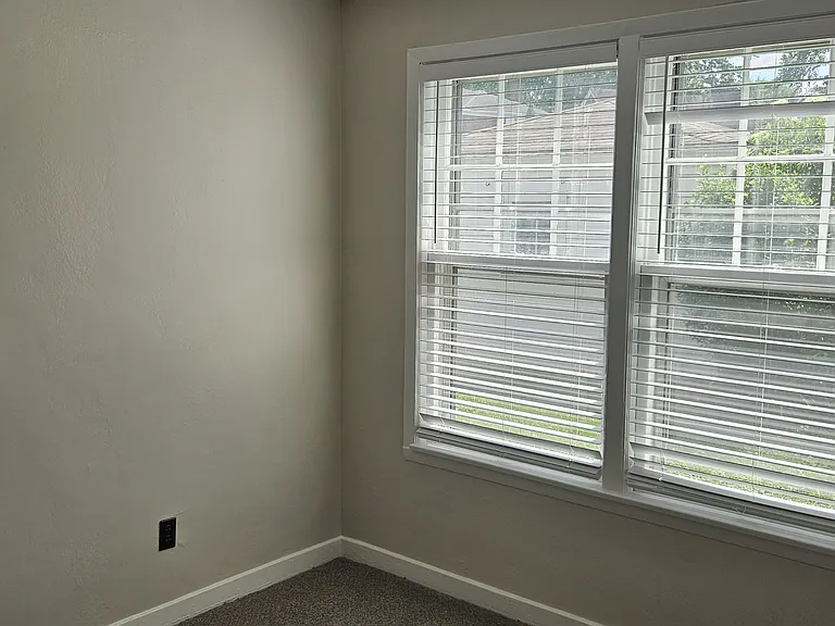 Bedroom w/ large closet