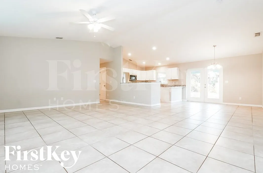 3 bed, 2.0 bath, 1612 sqft, $2,130 — Photo 3
