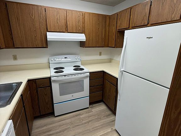 3rd image of 581 Courtwood Ln APT 6