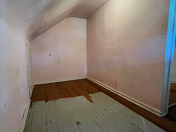 3rd image of 21 Woodrow Ave S