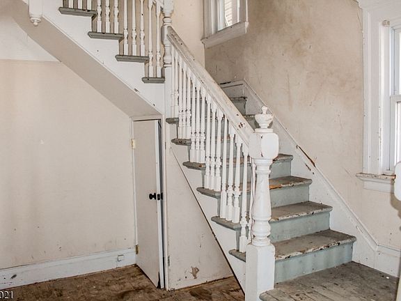 3rd image of 198 Woodside Ave