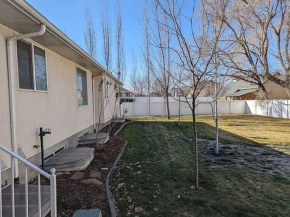 4th image of 377 E Rosewood Park Ln