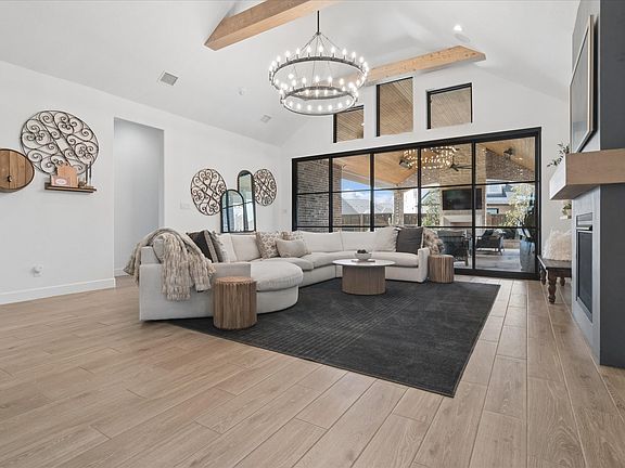 5th image of 582 Broadleaf Way