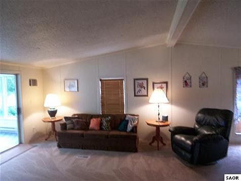 5th image of 140 Elizabeth Dr