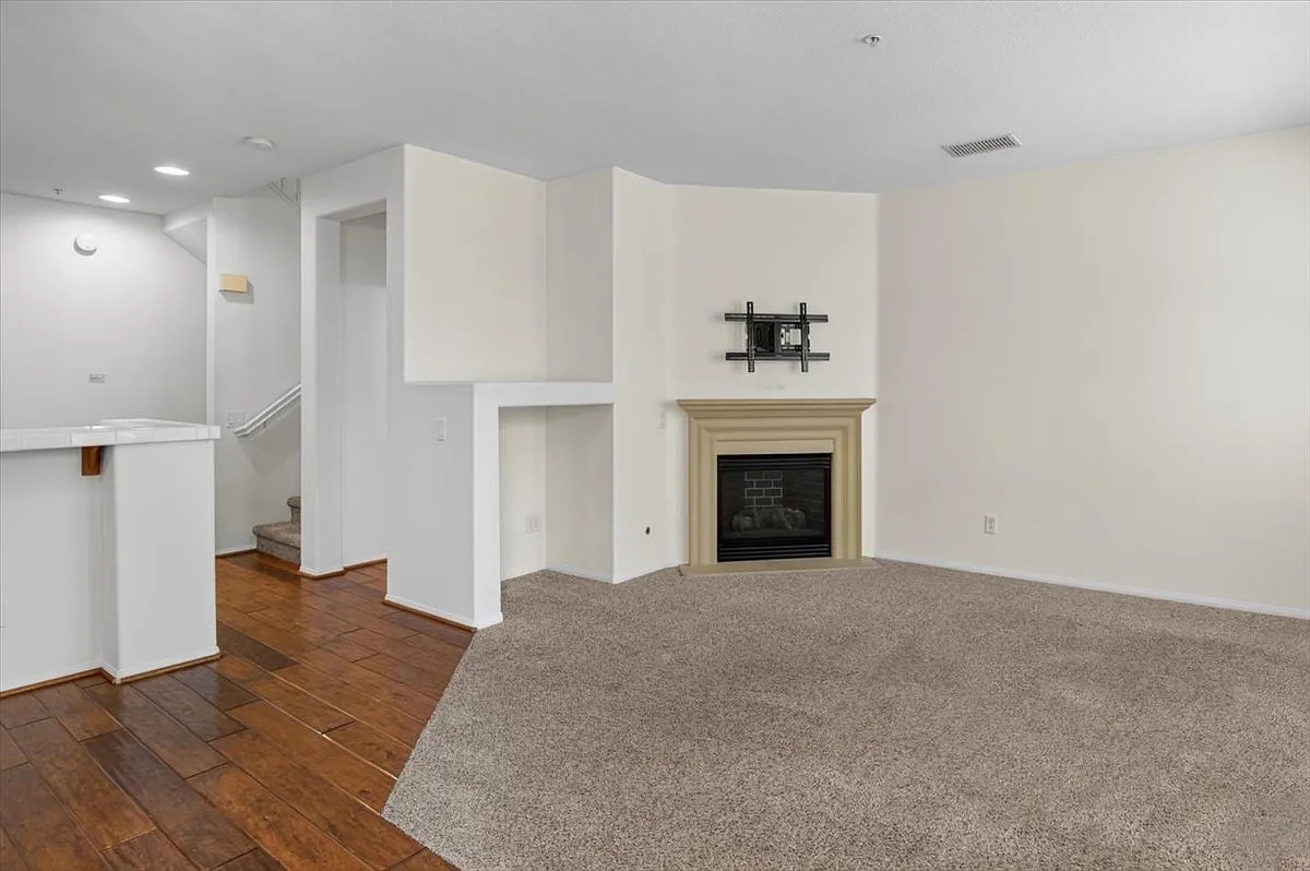 3 bed, 2.5 bath, 1460 sqft, $4,200 — Photo 4