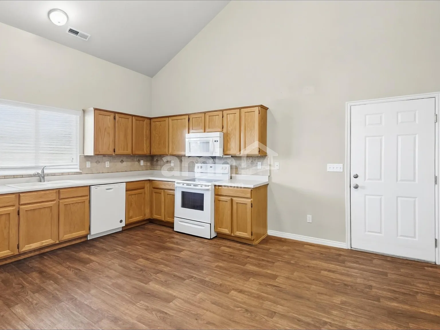 4 bed, 3.0 bath, 2016 sqft, $2,335 — Photo 4
