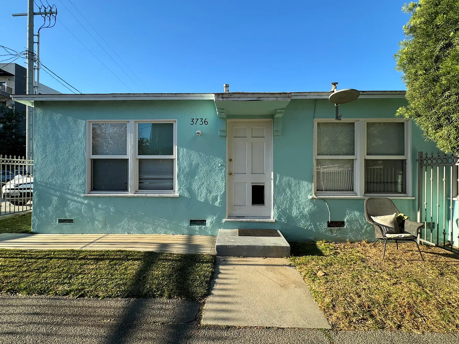 3736 S Bentley Ave — Photo 2