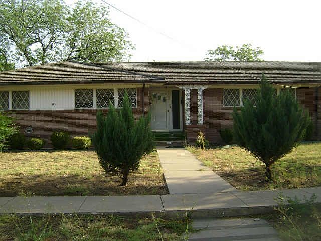 1st image of 216 E Truett St