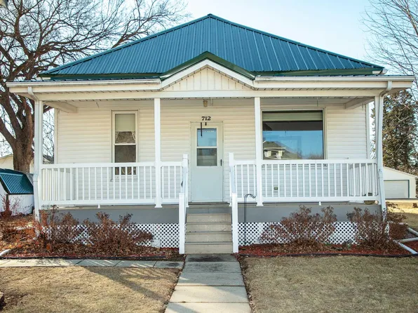 712 E Bremer Ave, Waverly, IA 50677