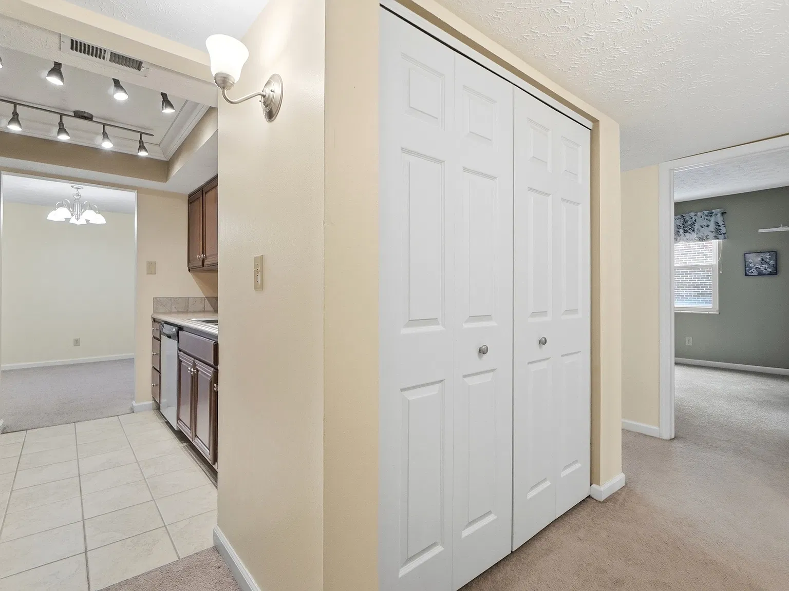 2 bed, 1056 sqft, $1,400 — Photo 4