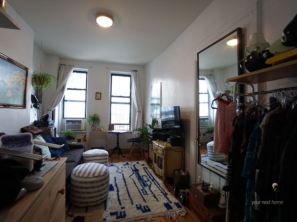 2nd image of 420 Melrose St APT 1R