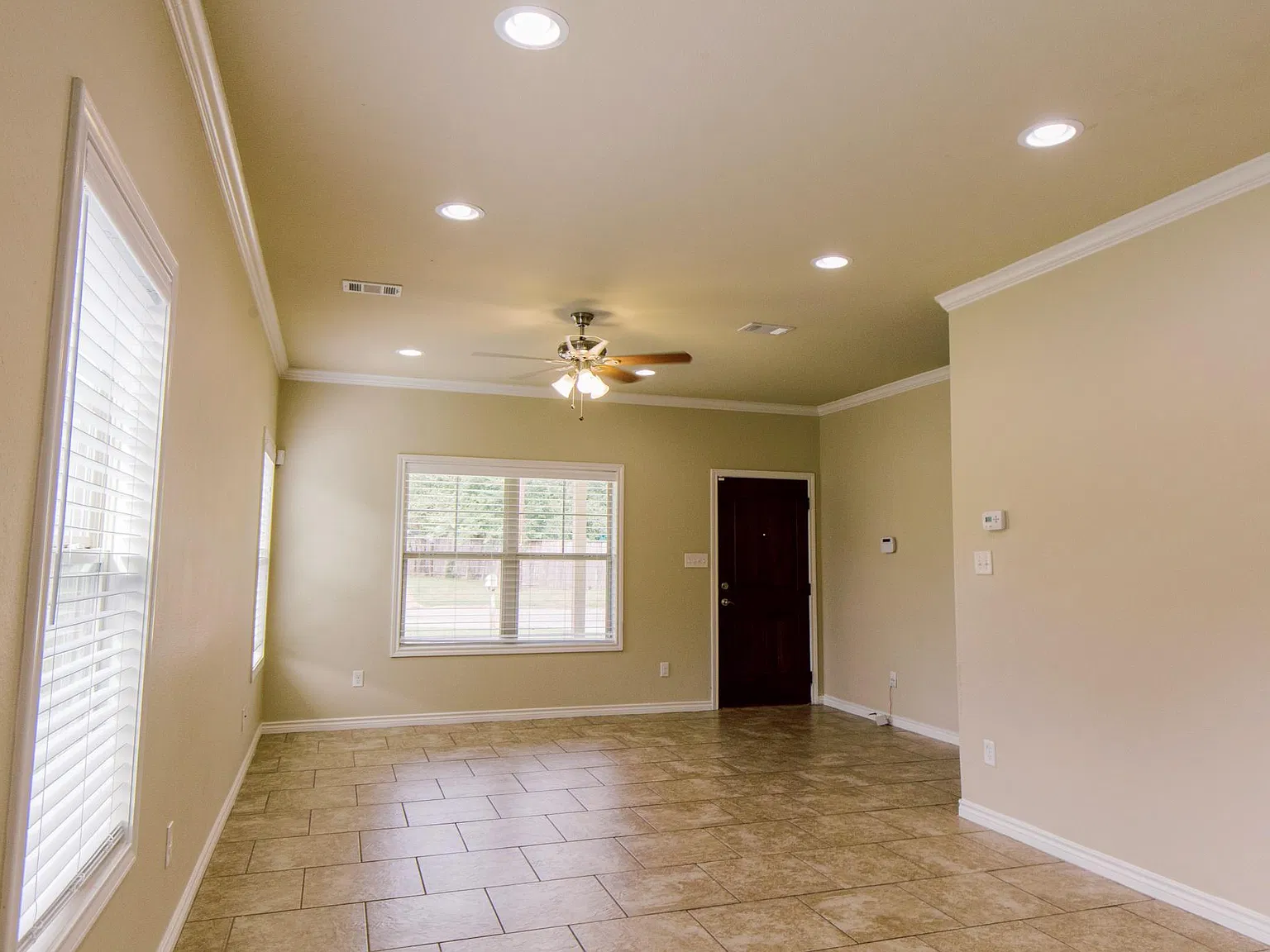 5 bed, 2232 sqft, $3,700 — Photo 2