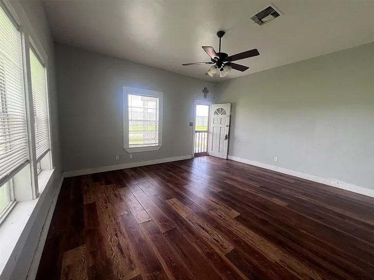 709 S Harrison Ln — Photo 4