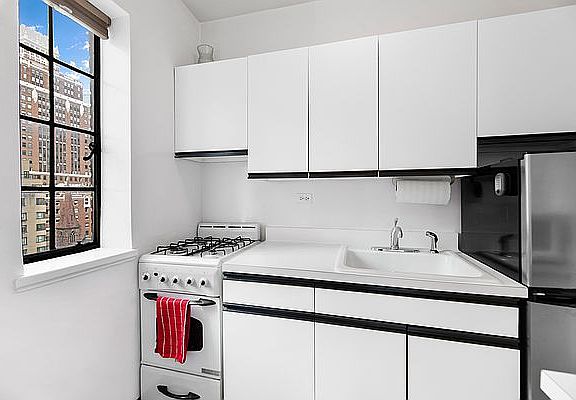 4th image of 10 Park Ave #14S