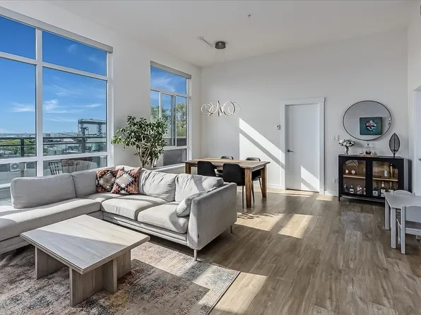 615 E 3rd St #403, North Vancouver, BC V7L 1E6
