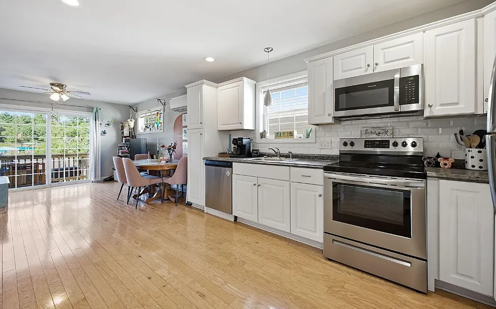 2 bed, 1.5 bath, 990 sqft, $2,400 — Photo 3